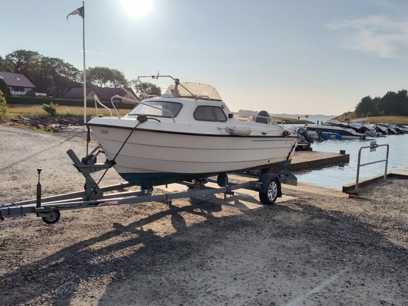 Fiskebåt 15" selvlensende m/henger til leie