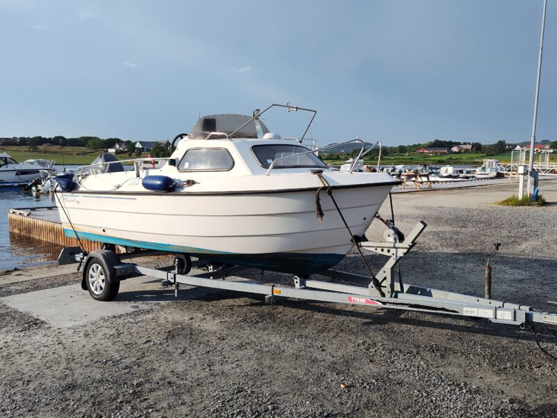 Fiskebåt 15" selvlensende m/henger til leie