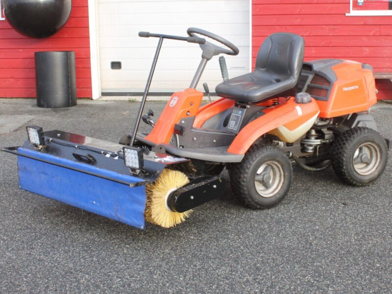 Husqvarna 216 rider med feie aggregat