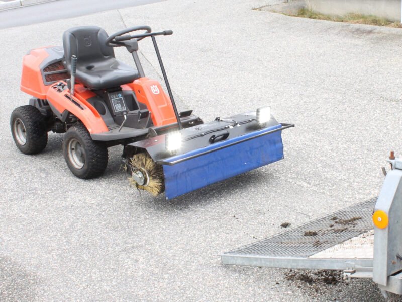 Husqvarna 216 rider med feie aggregat