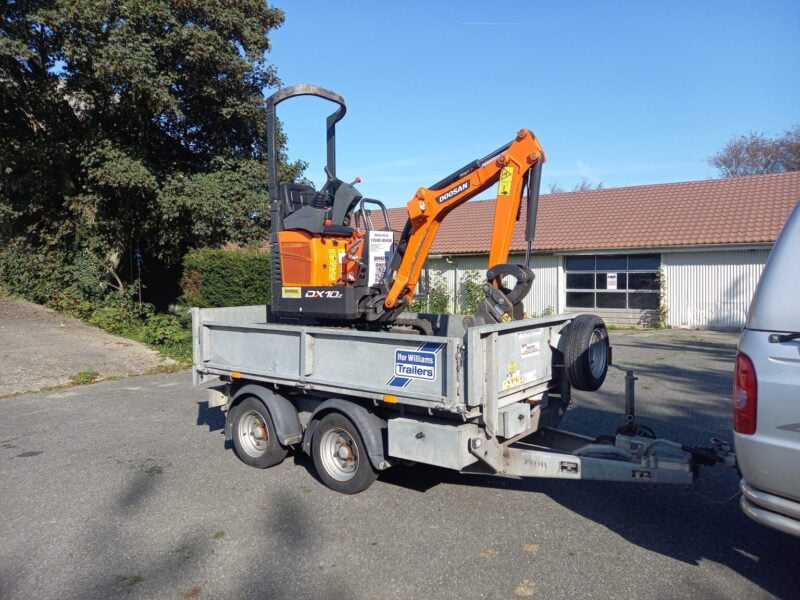 Doozan DX10Z minigraver på Ifor Williams TT2515 tipphenger