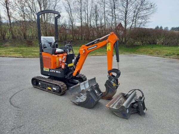 Doozan DX10Z minigraver på Ifor Williams TT2515 tipphenger